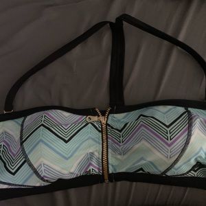 Bandeau style bikini top. Removeable straps. Worn 1x. Fits D/DD